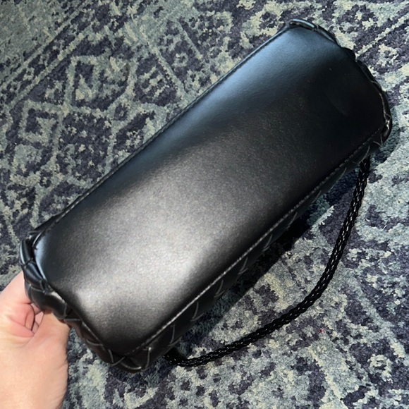 Elegant Black Woven Handbag - Picture 7 of 7